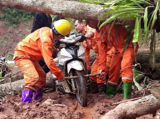 Những hình ảnh sạt lở, lũ quét đầu tiên cô lập người dân ở Mường Tè