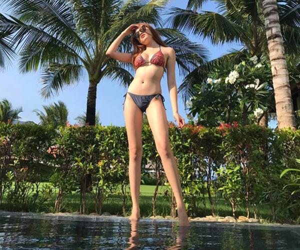Sở hữu chiều cao 1m65, nặng 47 kg cùng 3 vòng là 75-61-86,5 cm nên không khó hiểu vì sao cô gái này liên tục khoe đường cong cơ thể bằng những bộ bikini nóng bỏng.