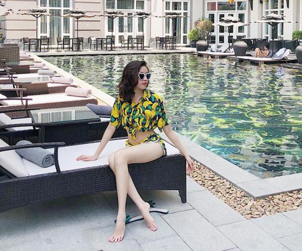 Người đẹp gốc Nha Trang khoe chân dài miên man.