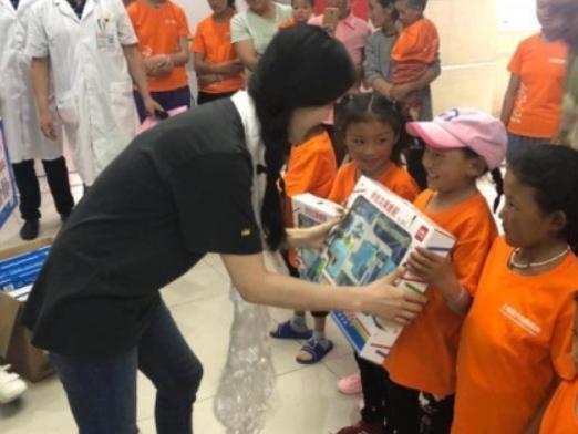 Scandal thì đã sao, Phạm Băng Băng vẫn đi từ thiện với dung nhan sáng ngời đó thôi