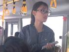 Nữ phụ xe buýt Hà Nội khiến dân mạng ngẩn ngơ vì quá xinh đẹp
