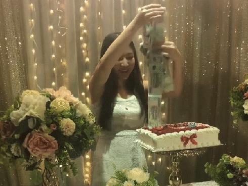 Ông chồng trong truyền thuyết: Bất ngờ tặng vợ xe sang rồi tới điện thoại xịn khiến ai chứng kiến cũng thấy gato-1