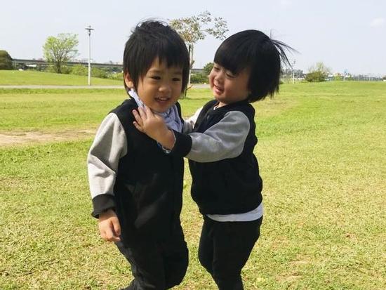 Chiêm ngưỡng ngoại hình càng lớn càng yêu của cặp song sinh nhà Lâm Chí Dĩnh