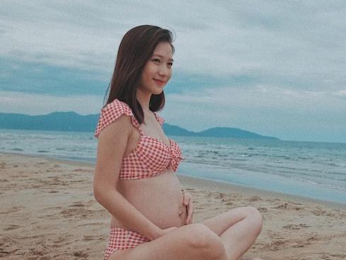 Hotgirl Trâm Anh diện bikini khoe bụng bầu vượt mặt