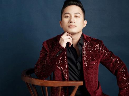 Tùng Dương bỏ cả sinh nhật vợ để tới tham dự họp báo đúng giờ-7