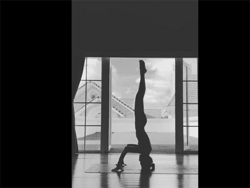 2 lần làm mẹ nhưng vóc dáng khác nào thanh xuân, thì ra Hà Tăng đã áp dụng môn yoga 'thần thánh' đến thế