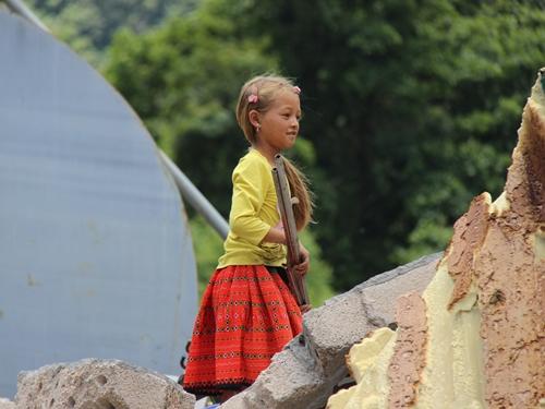 Cảnh đổ nát nơi trùm ma túy cố thủ, chống đối 300 cảnh sát