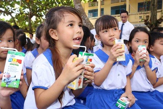 Vinamilk tặng 76.500 ly sữa cho trẻ em Vĩnh Long-4