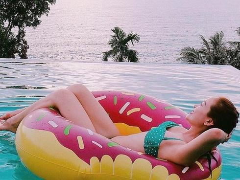 Minh Hằng 'hăm họa' em dâu chỉ vì đã chụp ảnh bikini quá xấu cho cô