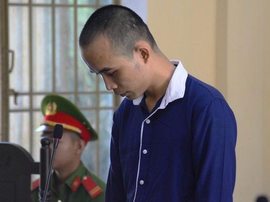 Đâm vào cổ, rồi bơm thuốc trừ sâu vào người yêu