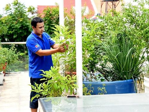 Vợ MC Quyền Linh sang chảnh hết nấc với loạt đồ hiệu-12