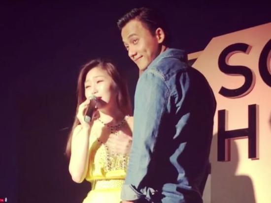 Hương Tràm bối rối khi thấy Mai Tài Phến bất ngờ xông lên sân khấu