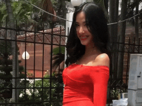 Catwalk trong ngõ hẻm mà Hoàng Thùy cứ ngỡ là sân khấu Hoa hậu Hoàn vũ Thế giới