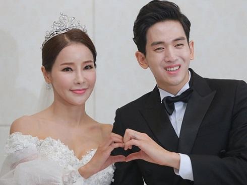 Ca sĩ U50 cưới chồng 29 tuổi: Gia đình chú rể gượng gạo gặp dâu mới-4