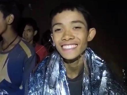 Gặp mặt các cậu bé Thái Lan vừa được cứu, sức khỏe các em 'rất tốt'