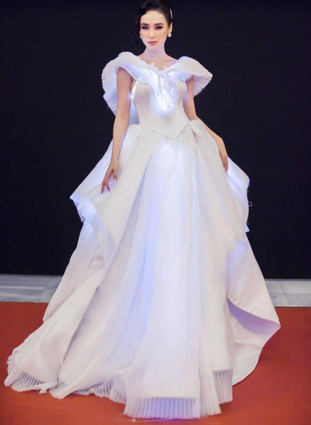 Từ điển ngôn ngữ của Angela Phương Trinh không bao giờ có chữ NGẠI LỐ mỗi lần xuất hiện trên thảm đỏ-9