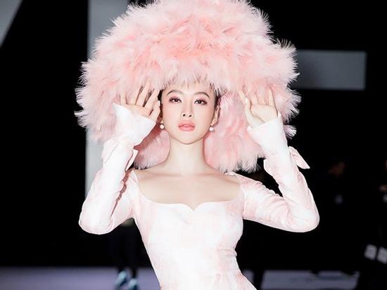 1001 lần 'liều ăn nhiều', Angela Phương Trinh chính thức trở thành 'nữ hoàng chơi trội' của Vbiz