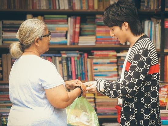 Sơn Tùng M-TP đi mua sách được giảm hẳn 8000 đồng vì quá đẹp trai