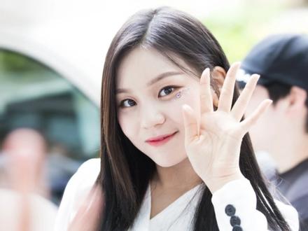 Không còn nghi ngờ gì nữa, Umji đã âm thầm trở thành visual của G-Friend rồi