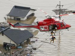 Hình ảnh lũ 'nhấn chìm' miền tây Nhật Bản, gần 100 người chết