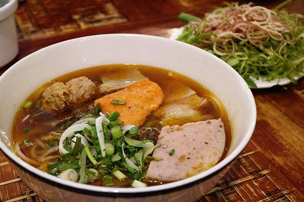 Quán Bún Bò Chuẩn Vị Huế Đông Nghịt Khách Ở Phố Tây Bùi Viện - 2Sao