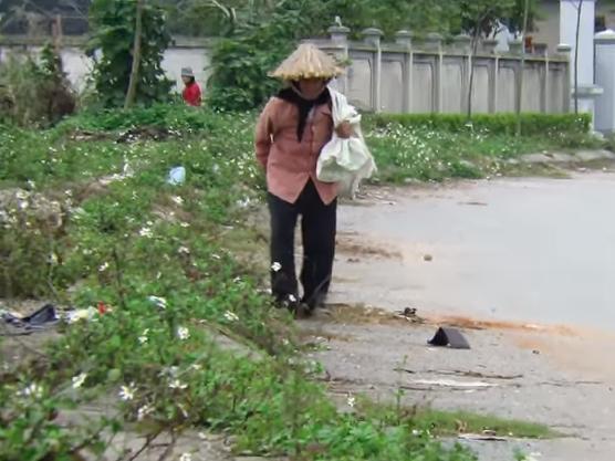 Cô gái mặc váy cưới, mang tiền và siêu xe lên cầu kính trên không để… thử thách người yêu mắc chứng sợ độ cao-5