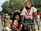 Ảnh chế 'chuyến xe tình yêu' của Messi đón thêm Lukaku cùng đồng đội
