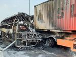 Xe khách cháy trơ khung sau khi đâm vào đuôi xe tải ở Hà Nội