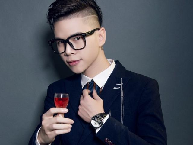 Lan truyền hình ảnh Hoàng Tôn cổ đầy dấu hôn, khóa môi bạn gái cuồng nhiệt tại sân bay như chốn không người-4