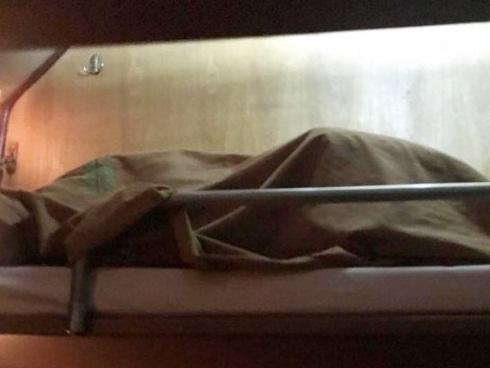 Sốc: Cặp nam nữ làm chuyện ấy ngay trên ghế trong quán cà phê tại Hà Nội-4