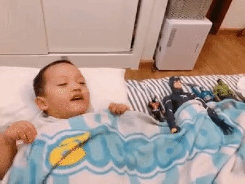 Dùng 'mỹ nhân kế' dụ con trai đi ngủ siêu yêu, Ly Kute chiếm trọn tình cảm người hâm mộ Dùng 'mỹ nhân kế' dụ con trai đi ngủ siêu yêu, Ly Kute chiếm trọn tình cảm người hâm mộ