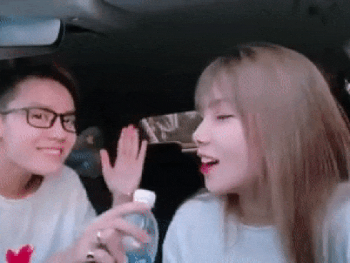 Cặp vợ chồng đồng tính nữ gây sốt khi mashup 'Chạy ngay đi' với 'Bùa yêu' Cặp vợ chồng đồng tính nữ gây sốt khi mashup 'Chạy ngay đi' với 'Bùa yêu'