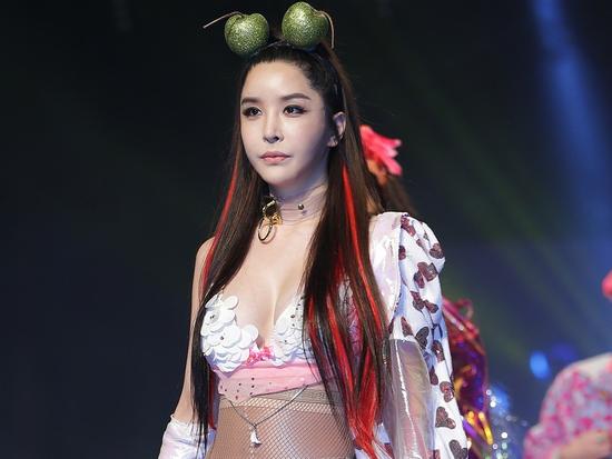 Sau hàng thập kỷ bị nguyền rủa chỉ trích, lần đầu tiên mỹ nhân chuyển giới xứ Hàn uất đến bật khóc