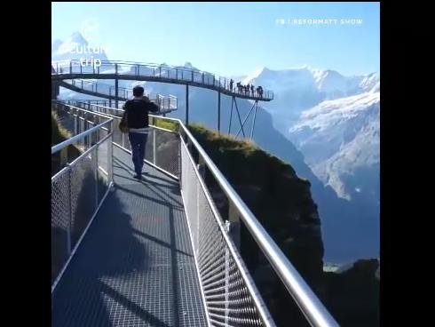 Hoảng hồn với cây cầu lao thẳng ra vách núi chênh vênh