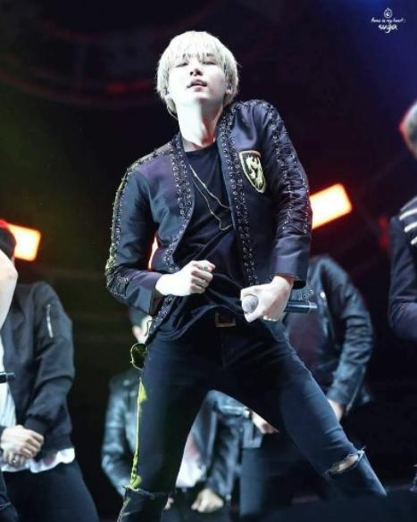 ARMY vào đây mà xem, Suga (BTS) ăn vận nhìn đơn giản thế thôi nhưng sexy quyến rũ mà khí chất lại ầm ầm-6