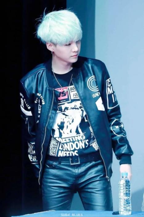 ARMY vào đây mà xem, Suga (BTS) ăn vận nhìn đơn giản thế thôi nhưng sexy quyến rũ mà khí chất lại ầm ầm-11