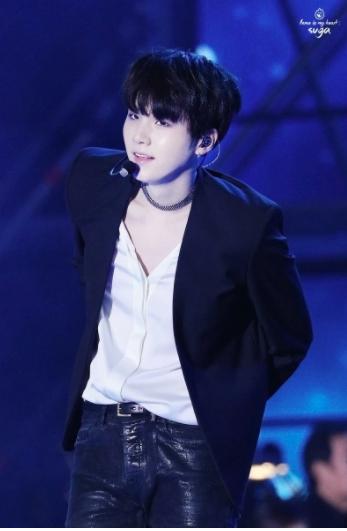 ARMY vào đây mà xem, Suga (BTS) ăn vận nhìn đơn giản thế thôi nhưng sexy quyến rũ mà khí chất lại ầm ầm-16