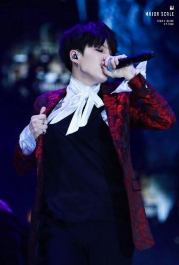 ARMY vào đây mà xem, Suga (BTS) ăn vận nhìn đơn giản thế thôi nhưng sexy quyến rũ mà khí chất lại ầm ầm-19