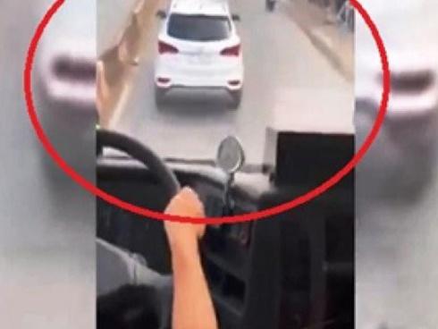 Vụ ô tô không nhường đường xe cứu hỏa: Tài xế nói lý do không thể ngờ