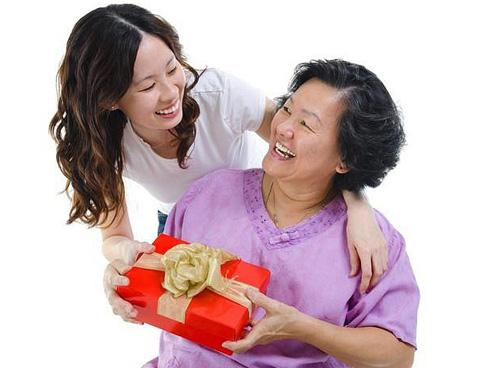 Mách bạn gái 5 tuyệt chiêu, mẹ chồng tương lai khó tính đến mấy cũng phải mê