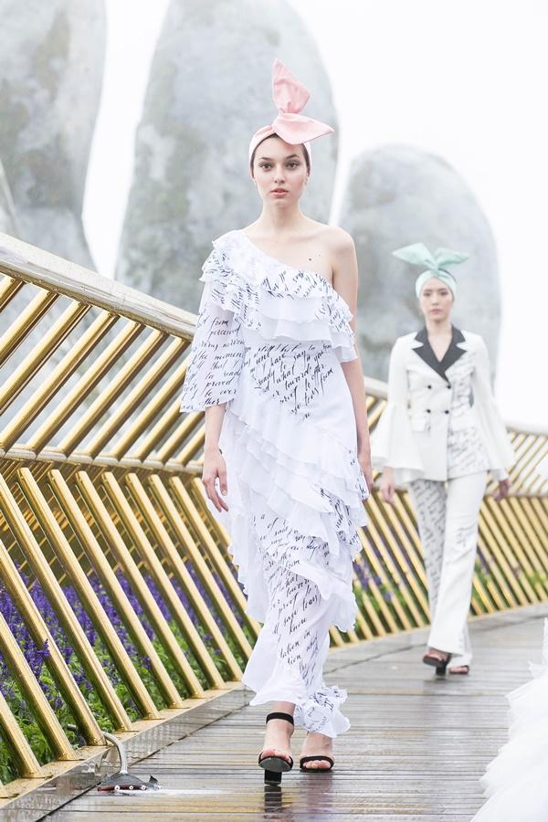 Du Co Luc Suyt Nga Nhưng Kỳ Duyen Vẫn Catwalk đầy Chuyen Nghiệp Trong Mưa Gio Tầm Ta Hanghieuorder Com