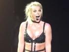 Nhảy quá sung trên sân khấu, Britney Spears để lộ vòng 1 không hay biết