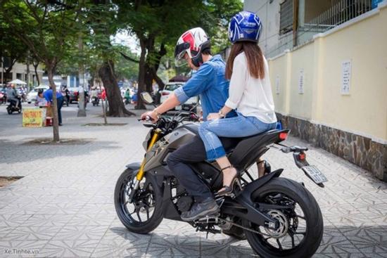 Ấm ức vì người yêu cũ xòe tay đòi tiền xe ôm, dân mạng lại bênh chằm chặp: 'Không yêu nữa thì nên sòng phằng!'