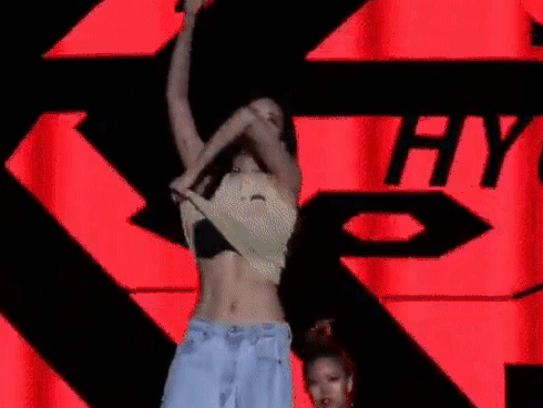 Độ sexy của HyunA đã được nâng lên tầm cao mới khi thản nhiên lột áo diện bikini trên sân khấu