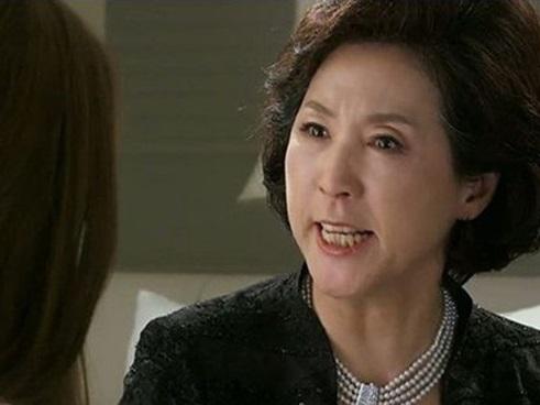 Có bầu lúc 17 tuổi, nàng dâu bị mẹ chồng nói điều vô cùng cay nghiệt