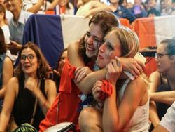 CĐV Pháp ở Hà Nội mừng vô địch World Cup: Cởi áo nhảy múa, hôn nhau