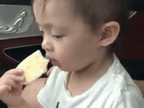 Con gái 2 tuổi của vợ chồng Kiên Hoàng - Heo Mi Nhon siêu đáng yêu với khoảnh khắc ăn mọi nơi ngủ mọi lúc