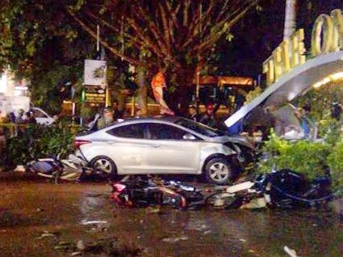 Ôtô lao vào quán cà phê tông chết 2 nữ sinh