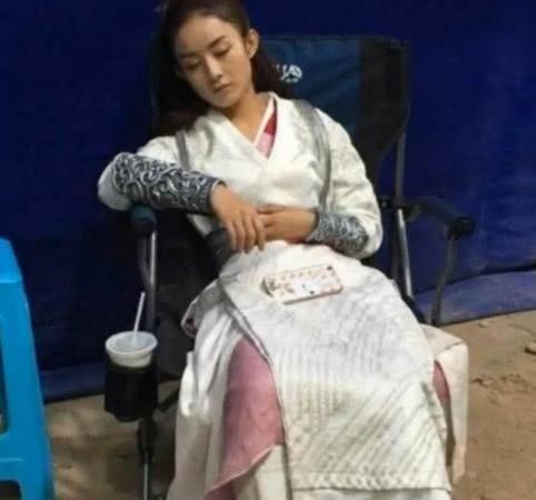 Triệu Lệ Dĩnh xác nhận bị suy tim, dân mạng chia sẻ loạt ảnh mỹ nhân Hoa Thiên Cốt gầy rộc ốm yếu như bộ xương khô-4