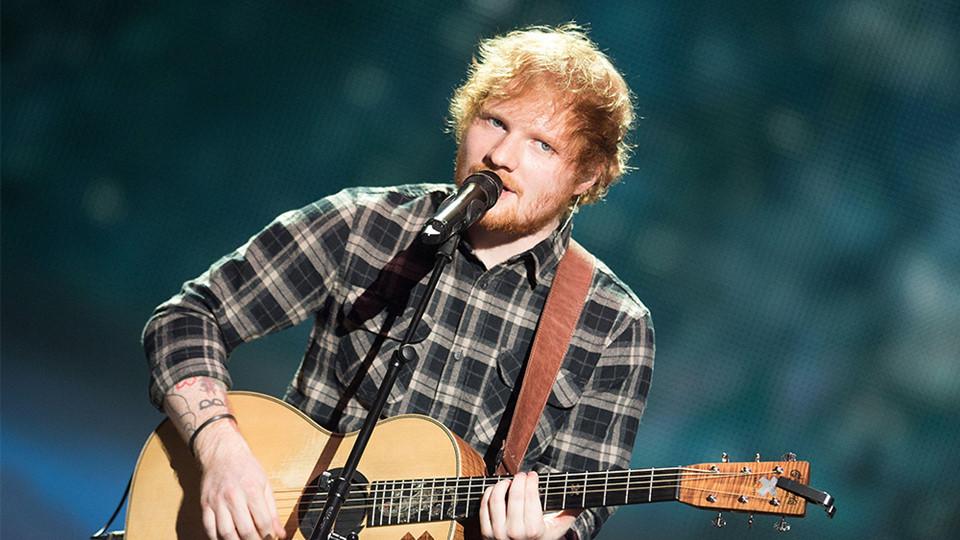 Ca sĩ người Anh Ed Sheeran kiếm được 110 triệu USD trong năm qua. Anh trở nên nổi tiếng toàn cầu với bản hit đình đám Shape of you. Ngoài ra, đĩa đơn Thingking out loud cũng giúp anh giành được 2 giải Grammy vào năm 2016 ở hạng mục Bài hát của năm và Trình diễn đơn ca nhạc pop xuất sắc nhất.